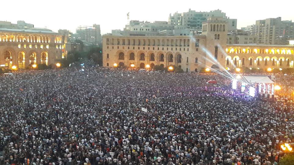 Пашинян высказался за необходимость проведения конституционных изменений до внеочередных парламентских выборов
