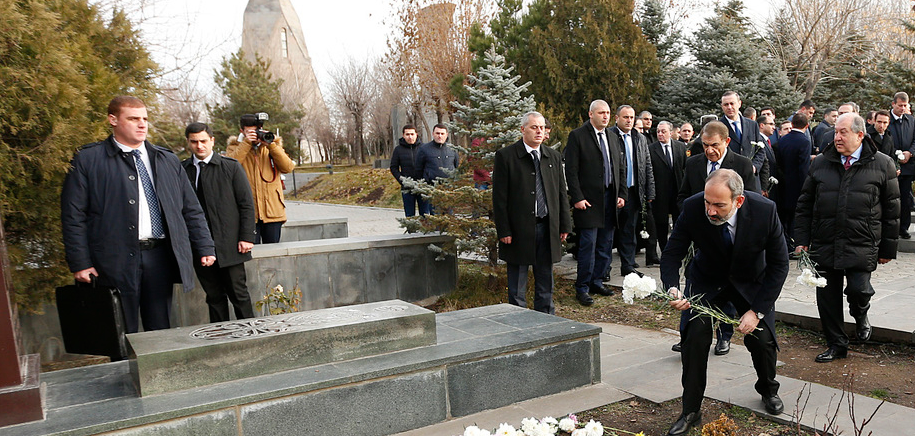 Никол Пашинян, Армен Саркисян и другие посетили пантеон 
