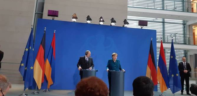 Меркель. К мирному решению карабахского конфликта должны быть готовы обе стороны