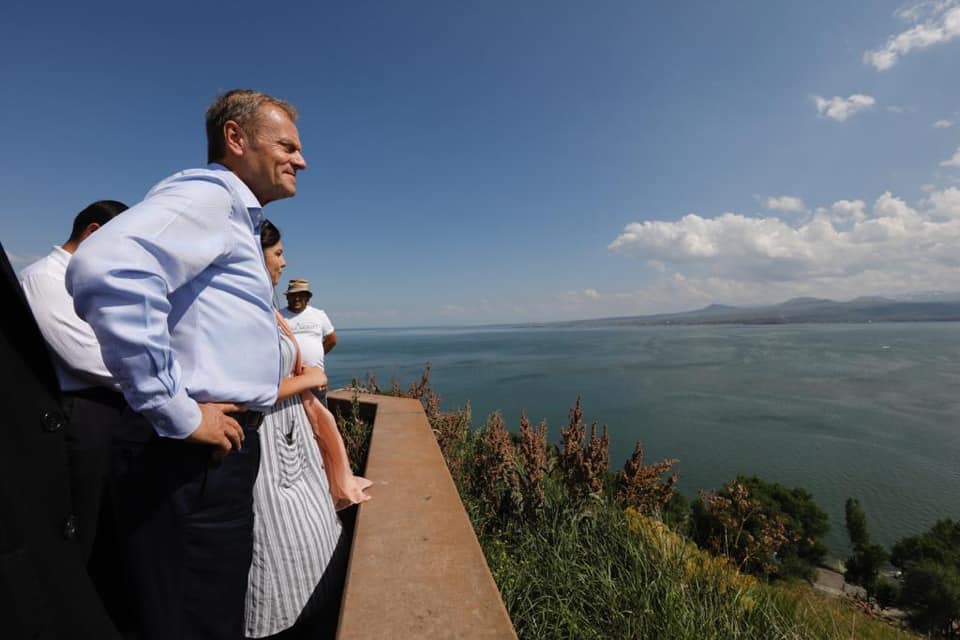 Дональд Туск разместил в качестве фото своего профиля в Facebook снимок на фоне армянских хачкаров (видео)