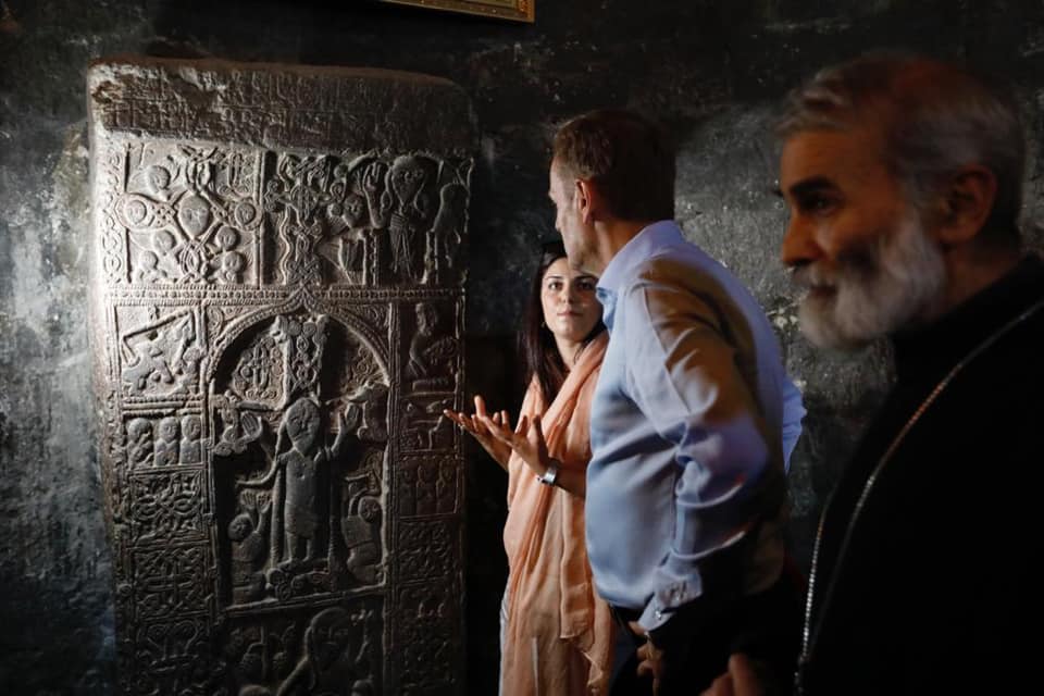 Дональд Туск разместил в качестве фото своего профиля в Facebook снимок на фоне армянских хачкаров (видео)