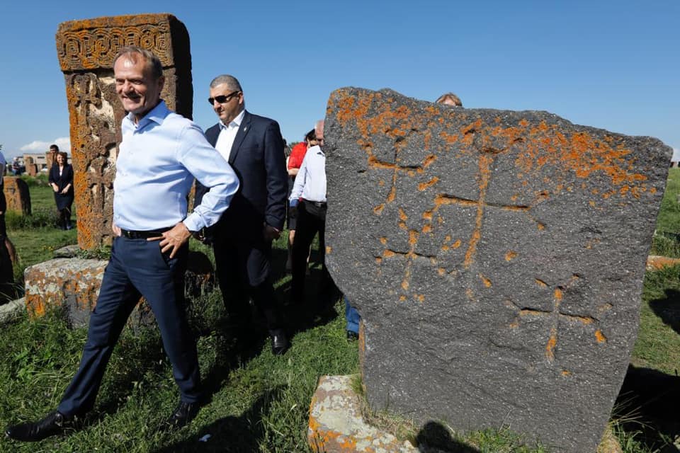 Дональд Туск разместил в качестве фото своего профиля в Facebook снимок на фоне армянских хачкаров (видео)