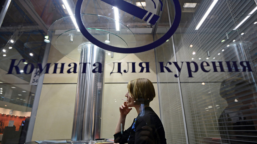 В российских аэропортах снова разрешено курить