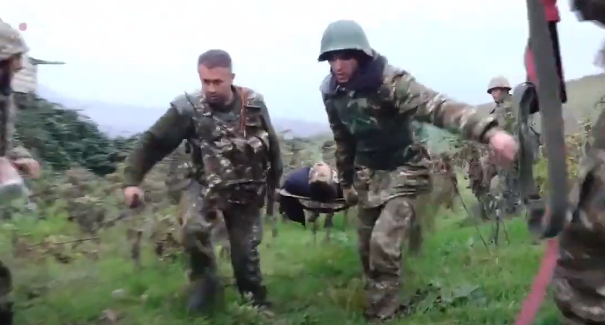 Уникальные кадры выноса 2 раненых армянских военных у села Тагавард (видео)