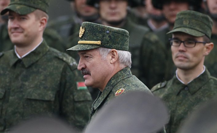 Лукашенко помогает Украине воевать в Донбассе. И продает ее товары России
