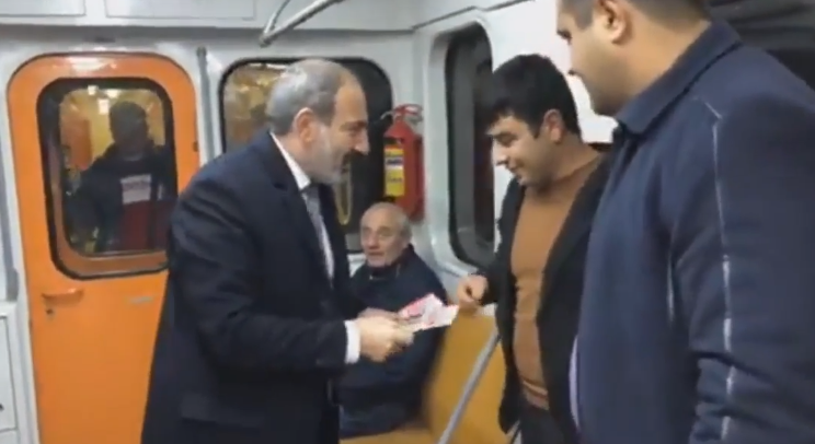 Пашинян проводит агитацию в Ереванском метрополитене (видео)